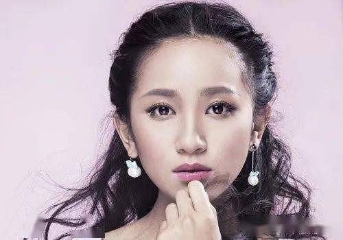 熊猫体育_
正宗公主头发型都以编发辅助 中分编发教程图解还原经典公主型!(图2) 熊猫体育_
正宗公主头发型都以编发辅助 中分编发教程图解还原经典公主型!(图2)