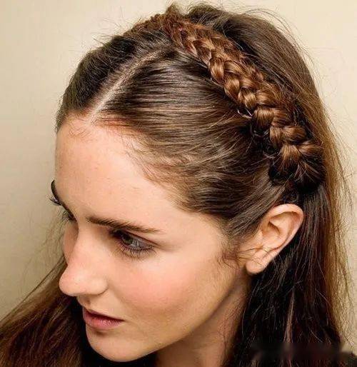 熊猫体育_
正宗公主头发型都以编发辅助 中分编发教程图解还原经典公主型!(图5) 熊猫体育_
正宗公主头发型都以编发辅助 中分编发教程图解还原经典公主型!(图5)