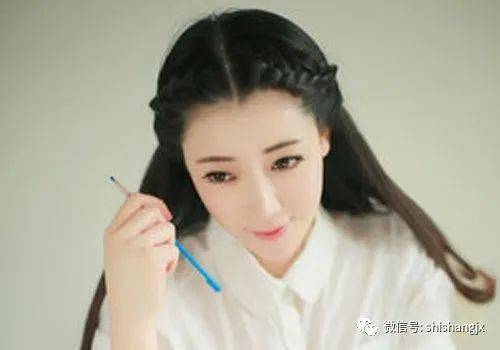 熊猫体育_
正宗公主头发型都以编发辅助 中分编发教程图解还原经典公主型!(图6) 熊猫体育_
正宗公主头发型都以编发辅助 中分编发教程图解还原经典公主型!(图6)