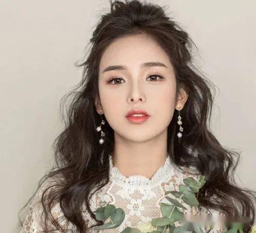 熊猫体育_
正宗公主头发型都以编发辅助 中分编发教程图解还原经典公主型!(图7) 熊猫体育_
正宗公主头发型都以编发辅助 中分编发教程图解还原经典公主型!(图7)