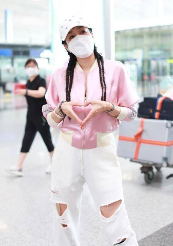 熊猫体育公司:
钟丽缇这“微胖”身材太时髦了 穿粉色棒球服配白色烂裤子 好嫩(图3) 熊猫体育公司:
钟丽缇这“微胖”身材太时髦了 穿粉色棒球服配白色烂裤子 好嫩(图3)