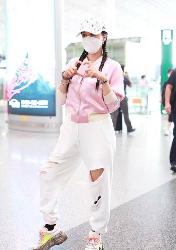 熊猫体育公司:
钟丽缇这“微胖”身材太时髦了 穿粉色棒球服配白色烂裤子 好嫩(图6) 熊猫体育公司:
钟丽缇这“微胖”身材太时髦了 穿粉色棒球服配白色烂裤子 好嫩(图6)