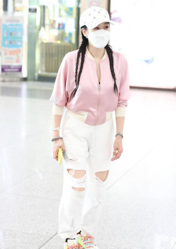 熊猫体育公司:
钟丽缇这“微胖”身材太时髦了 穿粉色棒球服配白色烂裤子 好嫩(图7) 熊猫体育公司:
钟丽缇这“微胖”身材太时髦了 穿粉色棒球服配白色烂裤子 好嫩(图7)