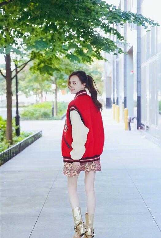 熊猫体育公司:
钟丽缇这“微胖”身材太时髦了 穿粉色棒球服配白色烂裤子 好嫩(图10) 熊猫体育公司:
钟丽缇这“微胖”身材太时髦了 穿粉色棒球服配白色烂裤子 好嫩(图10)