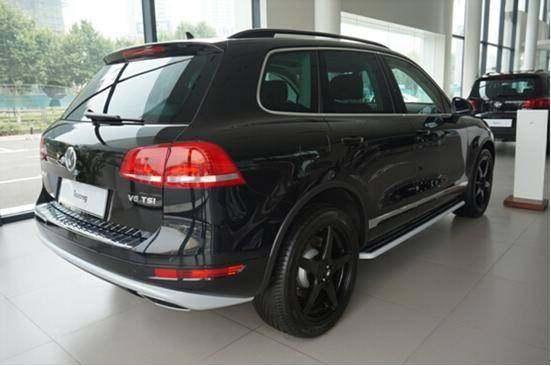 熊猫体育:秋冬喜欢穿牛仔裤,鞋子怎么选怎么搭,造型才更出众?(图1) 熊猫体育公司