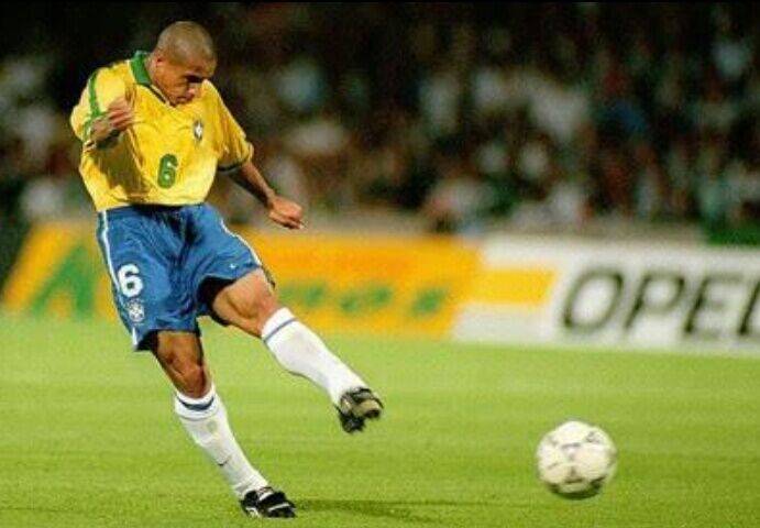 
足坛5位球星！来自欧洲权门 身高均不到1米7 全凭实力用饭‘熊猫体育公司’(图4)