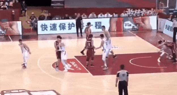 【熊猫体育公司】
球迷为吴前打行侠仗义 但想成为中国男篮的未来 请收起那些矫情！(图3)