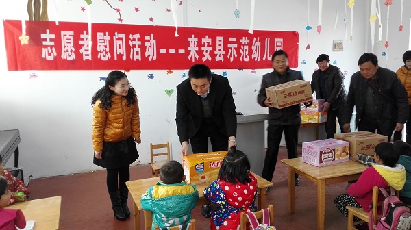 熊猫体育首页_美团王兴、黄健翔论战，国足专业球员跑不外清华普通男生？