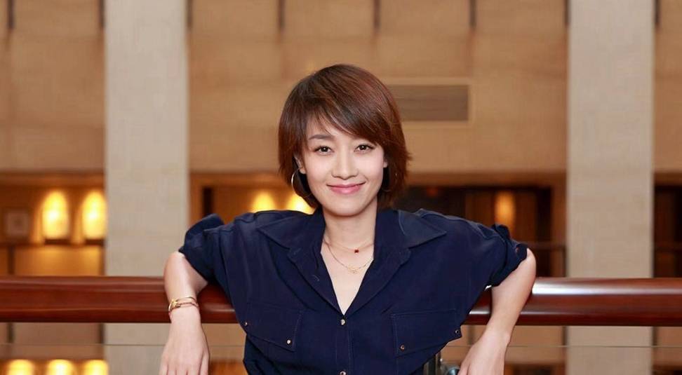 马伊琍换一次发型就“火”一次 剪超短发露眉毛 越发自信显气质|熊猫体育公司(图2)
马伊琍换一次发型就“火”一次 剪超短发露眉毛 越发自信显气质|熊猫体育公司(图2)