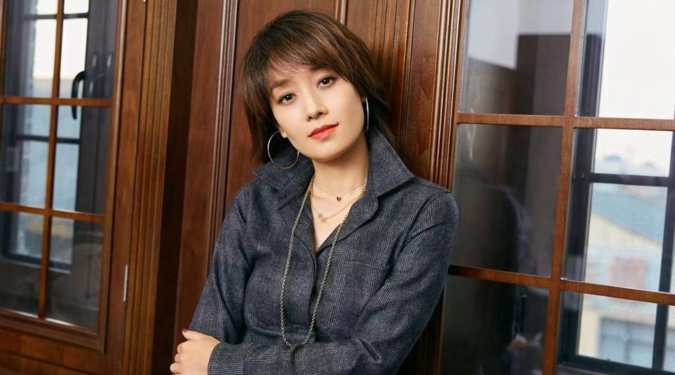 马伊琍换一次发型就“火”一次 剪超短发露眉毛 越发自信显气质|熊猫体育公司(图4)
马伊琍换一次发型就“火”一次 剪超短发露眉毛 越发自信显气质|熊猫体育公司(图4)