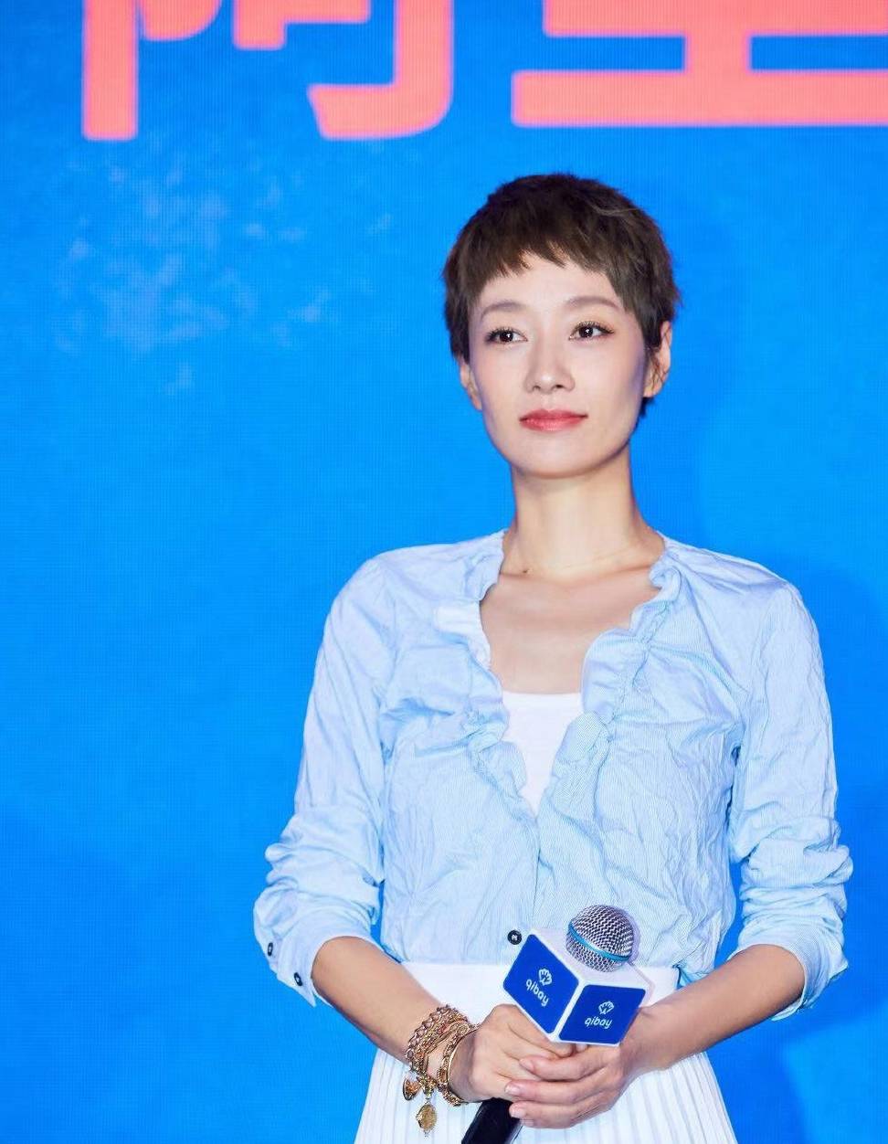 马伊琍换一次发型就“火”一次 剪超短发露眉毛 越发自信显气质|熊猫体育公司(图5)
马伊琍换一次发型就“火”一次 剪超短发露眉毛 越发自信显气质|熊猫体育公司(图5)