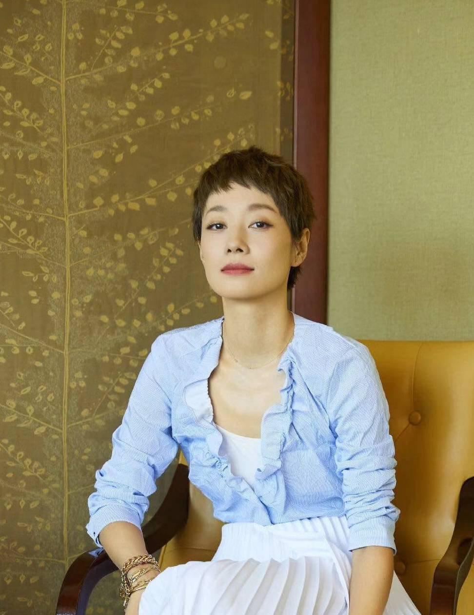 马伊琍换一次发型就“火”一次 剪超短发露眉毛 越发自信显气质|熊猫体育公司(图6)
马伊琍换一次发型就“火”一次 剪超短发露眉毛 越发自信显气质|熊猫体育公司(图6)