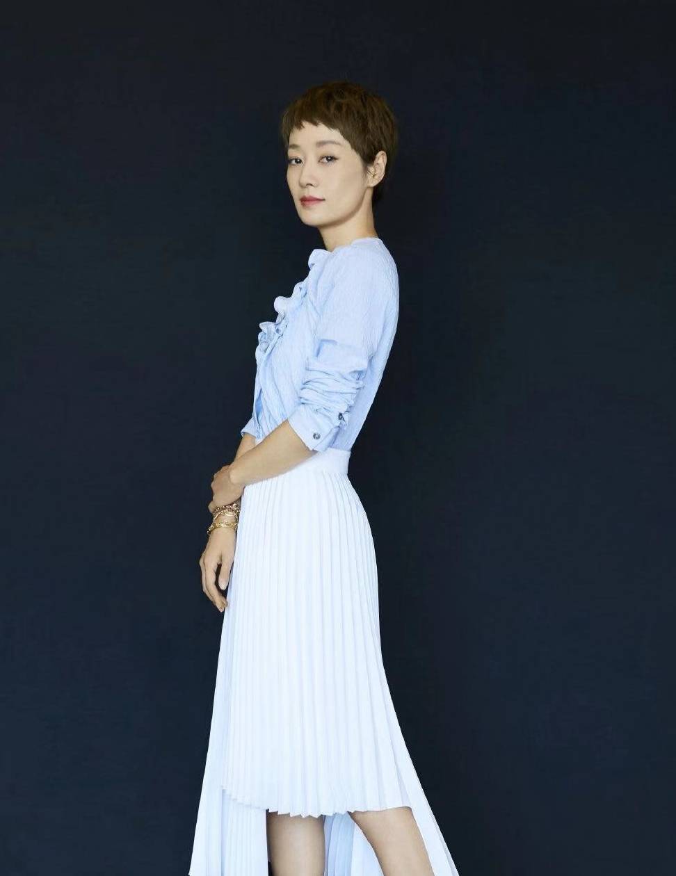 马伊琍换一次发型就“火”一次 剪超短发露眉毛 越发自信显气质|熊猫体育公司(图8)
马伊琍换一次发型就“火”一次 剪超短发露眉毛 越发自信显气质|熊猫体育公司(图8)