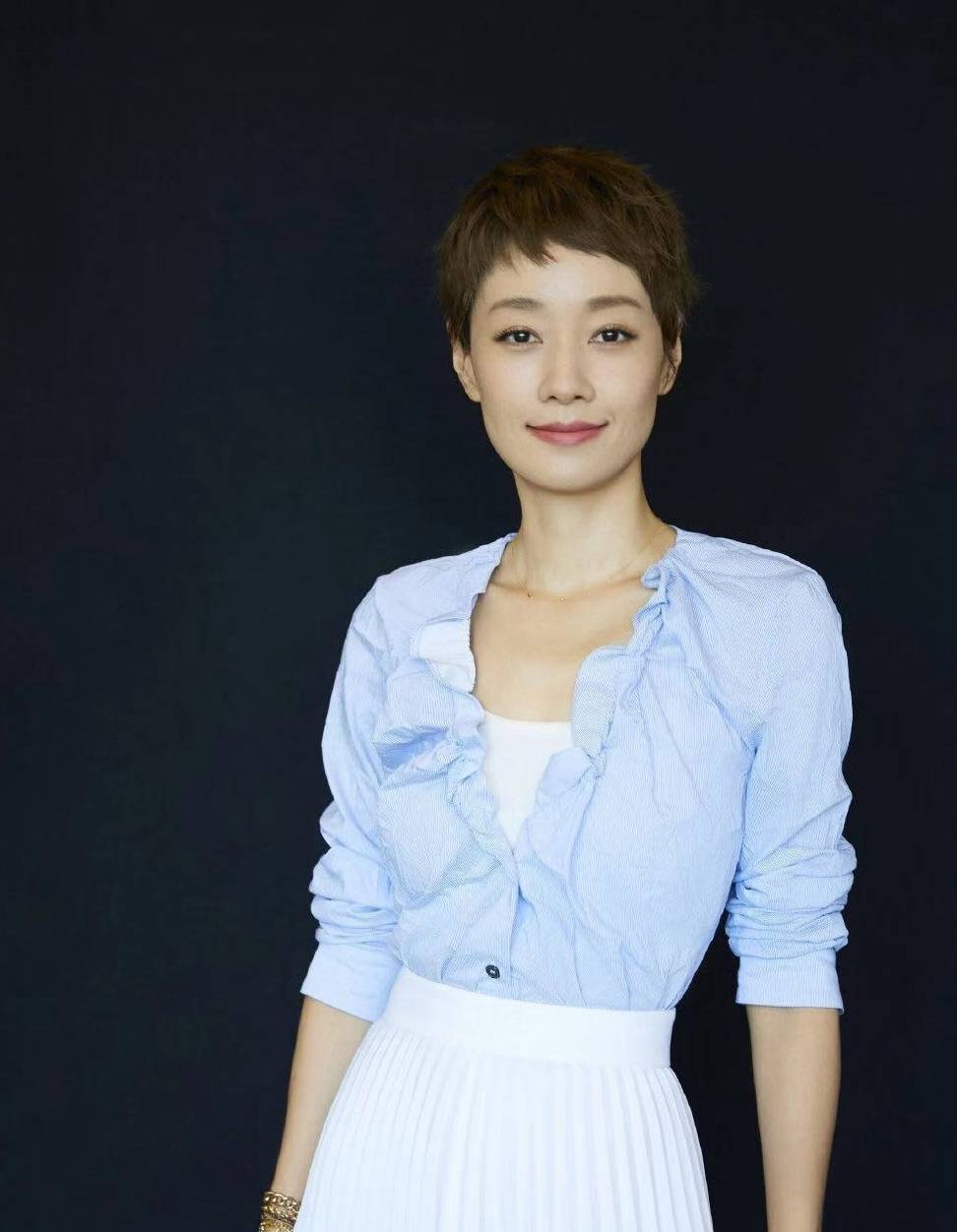 马伊琍换一次发型就“火”一次 剪超短发露眉毛 越发自信显气质|熊猫体育公司(图9)
马伊琍换一次发型就“火”一次 剪超短发露眉毛 越发自信显气质|熊猫体育公司(图9)