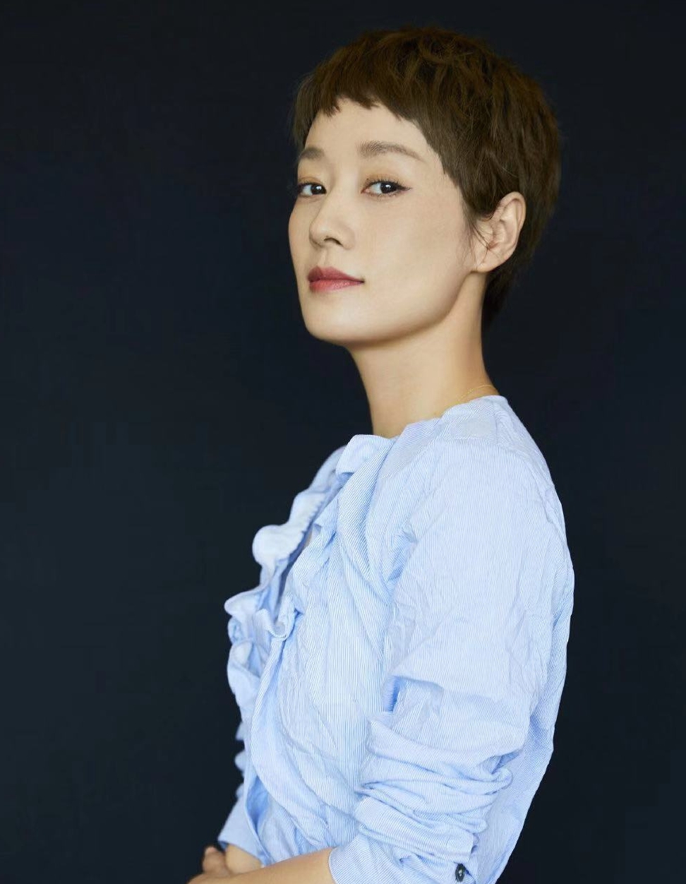 马伊琍换一次发型就“火”一次 剪超短发露眉毛 越发自信显气质|熊猫体育公司(图11)
马伊琍换一次发型就“火”一次 剪超短发露眉毛 越发自信显气质|熊猫体育公司(图11)