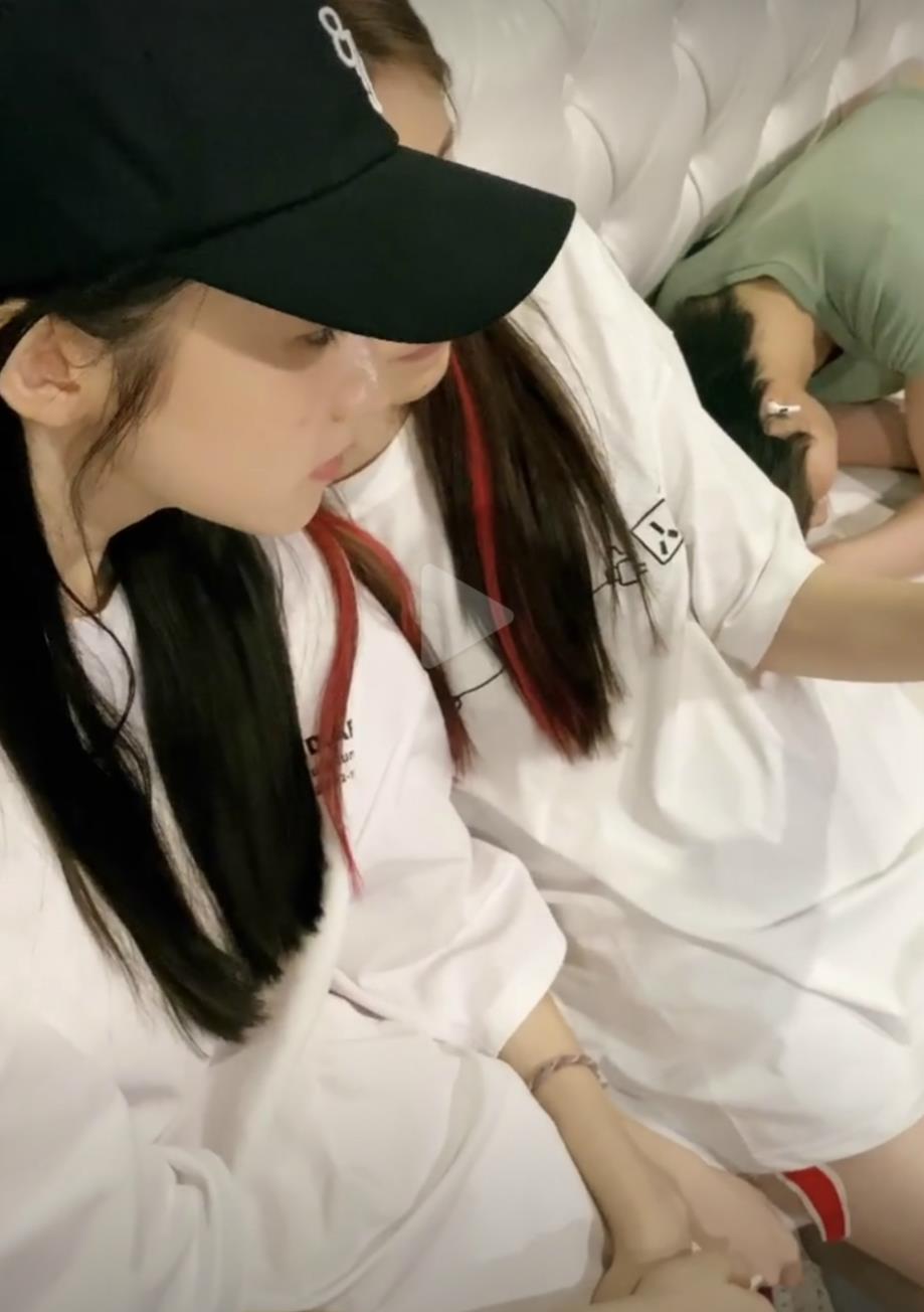 熊猫体育公司|
陈卓璇和张艺凡好甜 靠在一起看吃播视频 一旁赵粤却蒙头大睡(图5)