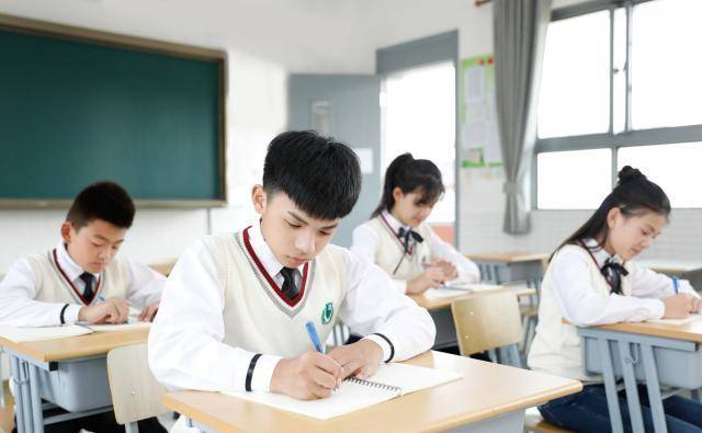 熊猫体育公司:
留短发更能专注学习?有中学苛刻学生发型 女生哭诉:实在太短了(图6) 熊猫体育公司:
留短发更能专注学习?有中学苛刻学生发型 女生哭诉:实在太短了(图6)